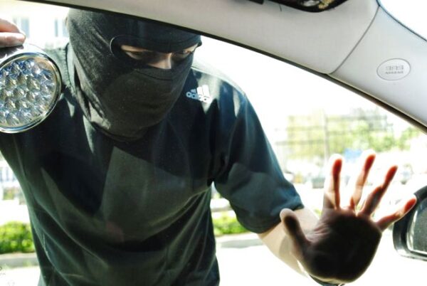 Львівські патрульні затримали чоловіка, який вкрав колесо з чужого автомобіля