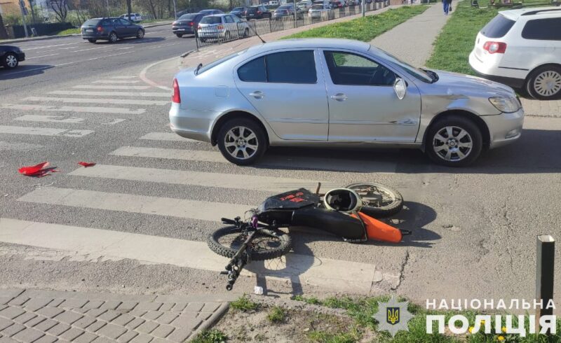 У Львові водій «Skoda Octavia» на “зебрі” збив чоловіка на електровелосипеді