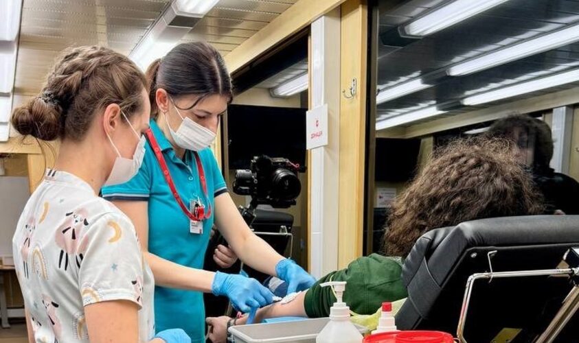 Завтра донорів крові у Львові пригощатимуть ресторанними стравами і даруватимуть квитки в театр