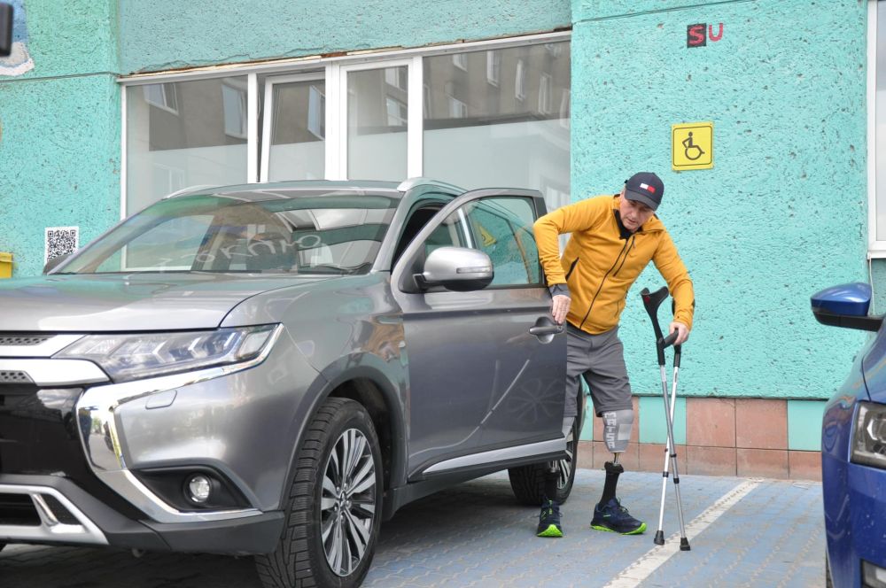 Воїну, якому вперше в історії України вживили протези у кістки, вже їздить за кермом