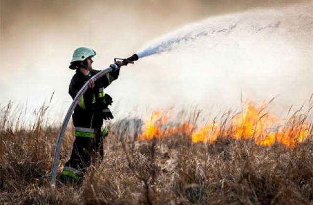Пожежники врятували літню жінку з пожежі сухостою