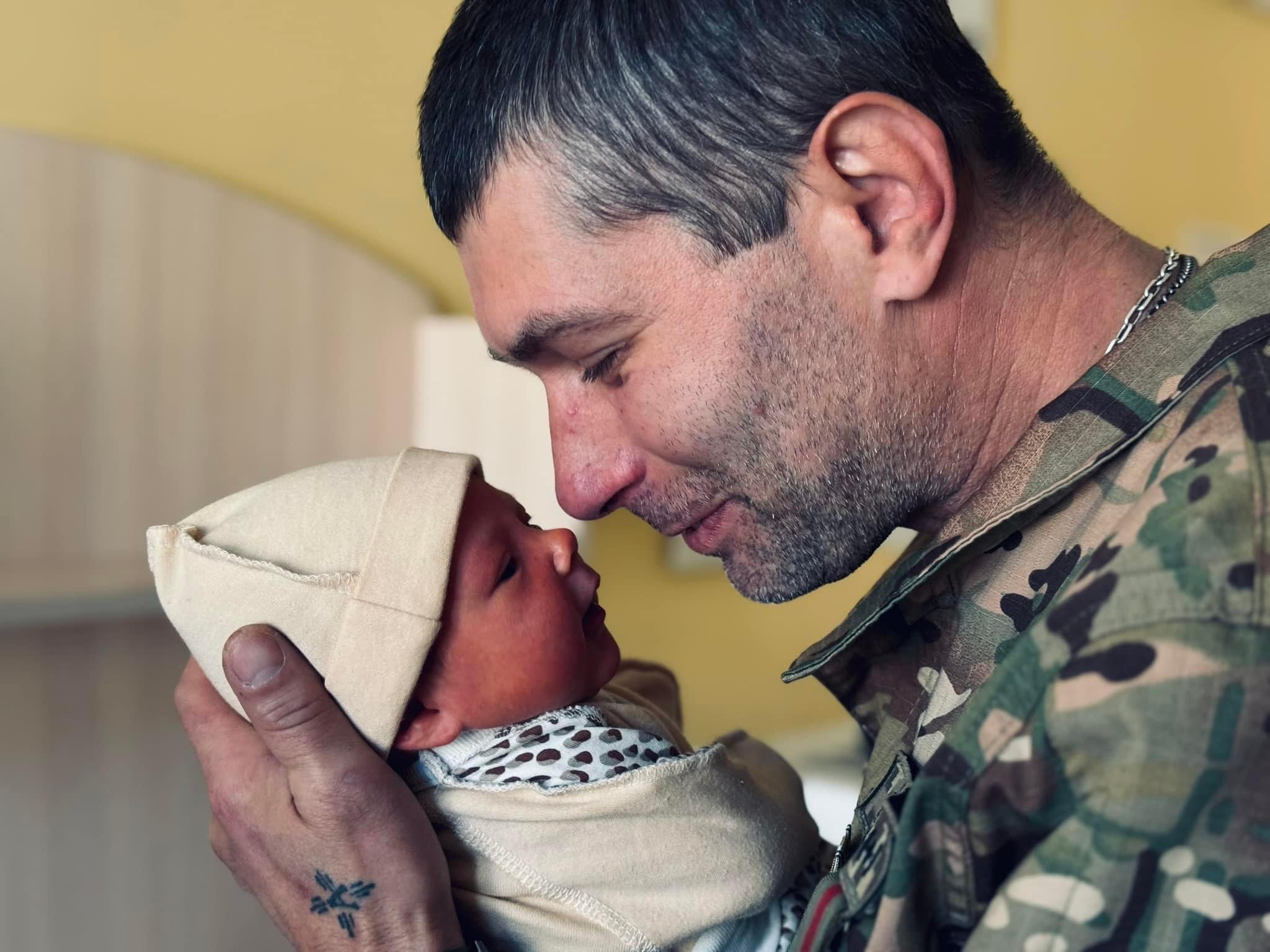 “Десять років мріяли про дитину”: у Львові в 44-річного Захисника народилась довгоочікувана донечка