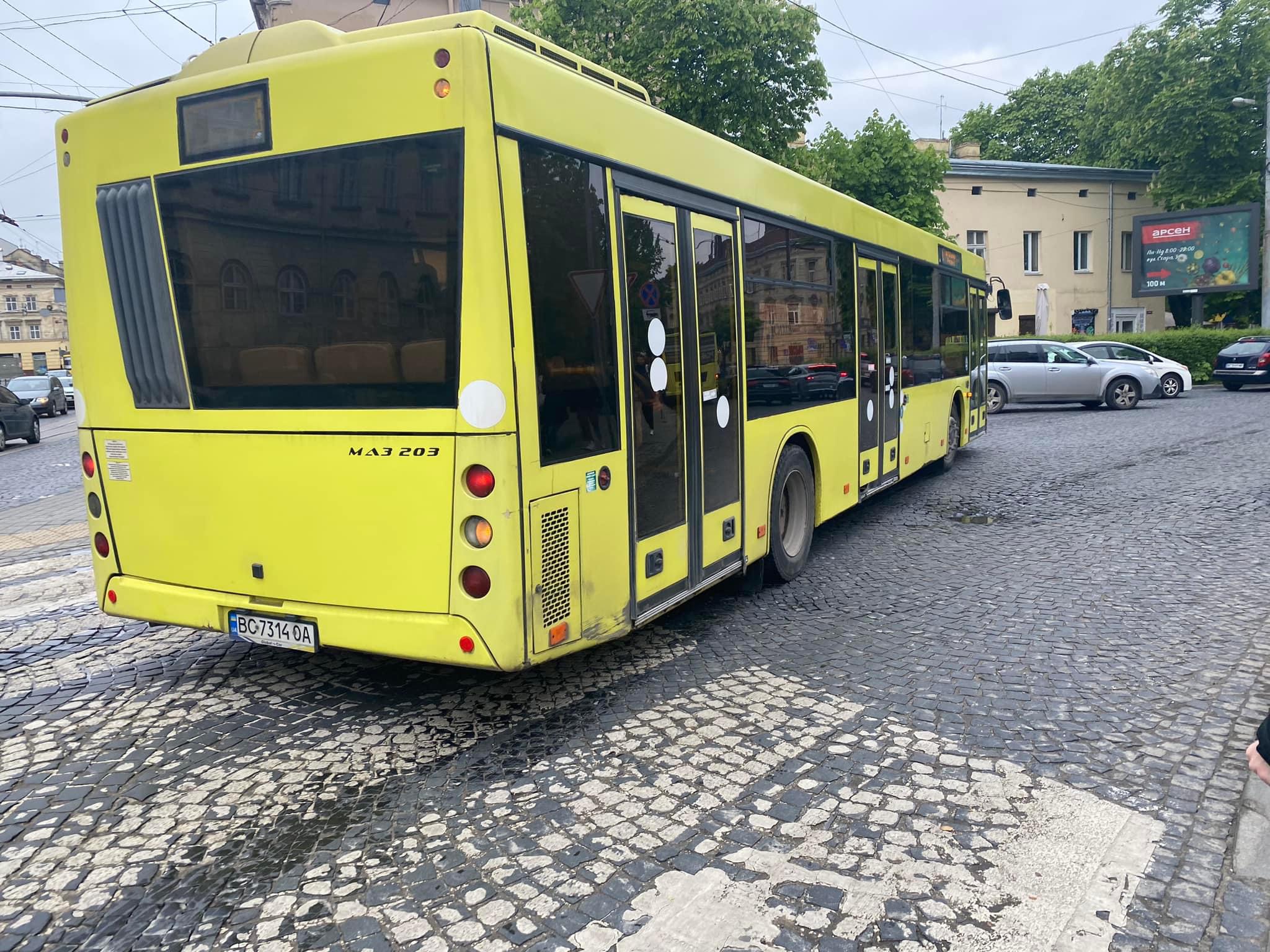 З львівським водієм, який не допоміг непритомному дідусеві, провели лише розмову