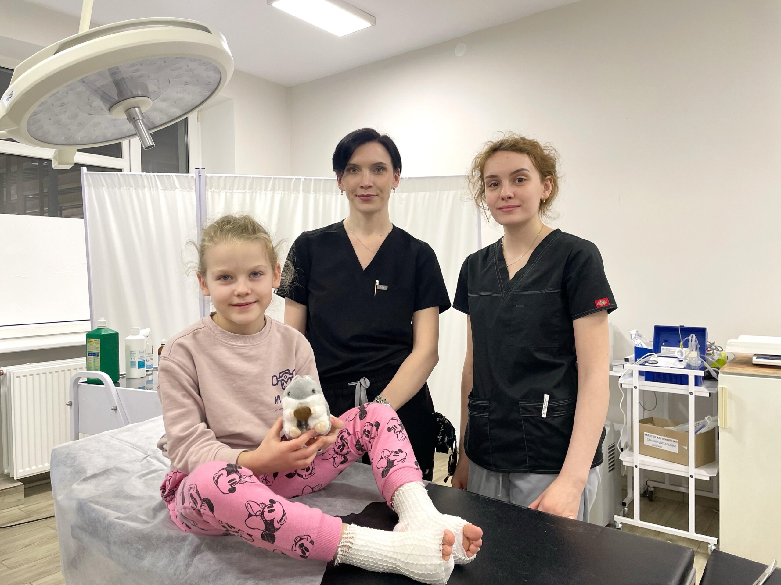 Львівські хірурги врятували 7-річну дівчинку від важких опіків