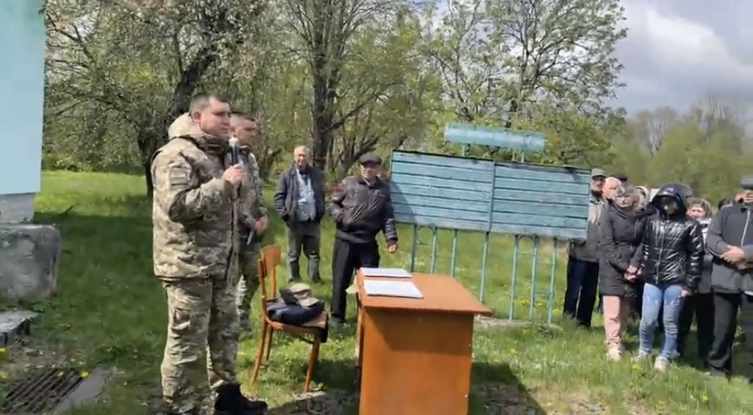 “Проти спецдозволів”: на Львівщині у прикордонному селі відбулись громадські збори за участі прикордонників (ВІДЕО)