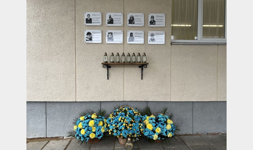 Ще 18 меморіальних таблиць Захисникам зʼявляться у Львівській громаді
