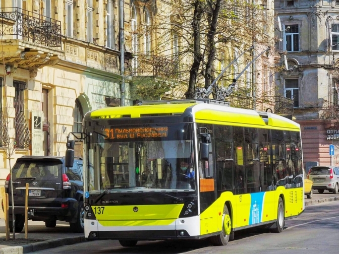 На Великодні свята до львівських кладовищ курсуватиме більше транспорту