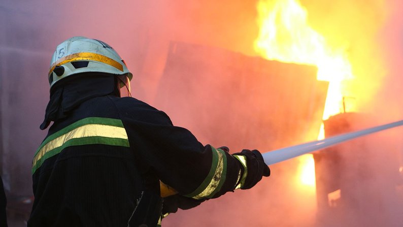 У Львові зайнялась пожежа в квартирі, де перебувало літнє подружжя