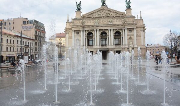 Біля Оперного театру у Львові запрацював фонтан