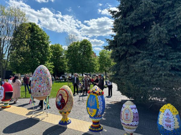 У Жовкві встановили рекорд з гігантських вишитих писанок