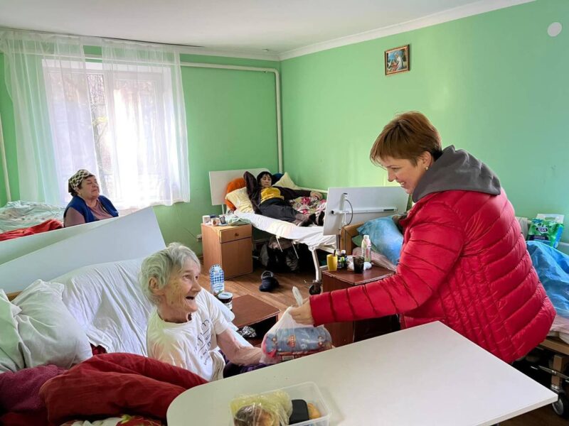 На Львівщині волонтерки організували Великодній збір для одиноких літніх людей: як долучитися