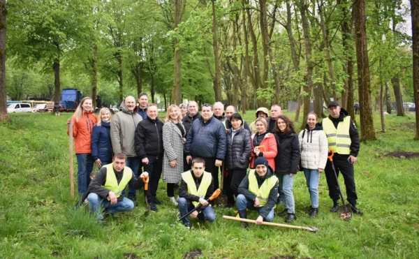 У Скнилівському парку висадили дуби, привезені з “малої батьківщини” Тараса Шевченка