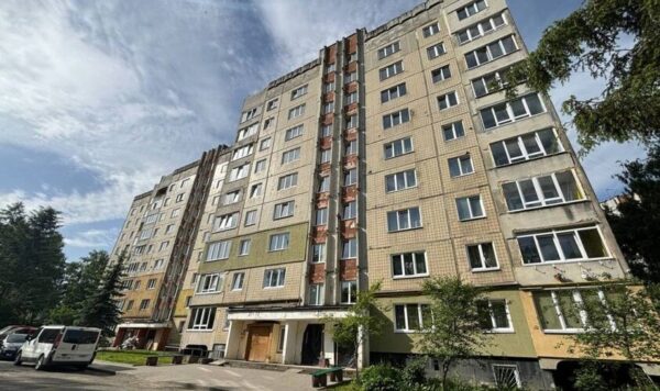 Відремонтували дах, вікна та монтують ліфти: у ЛМР розповіли про стан будинку на вулиці Хоткевича, 56