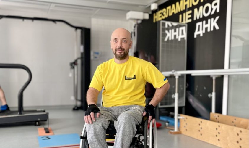 У Львові лікарі допомагають адаптуватись Захиснику, у якого після поранення знерухомлена нижня частина тіла