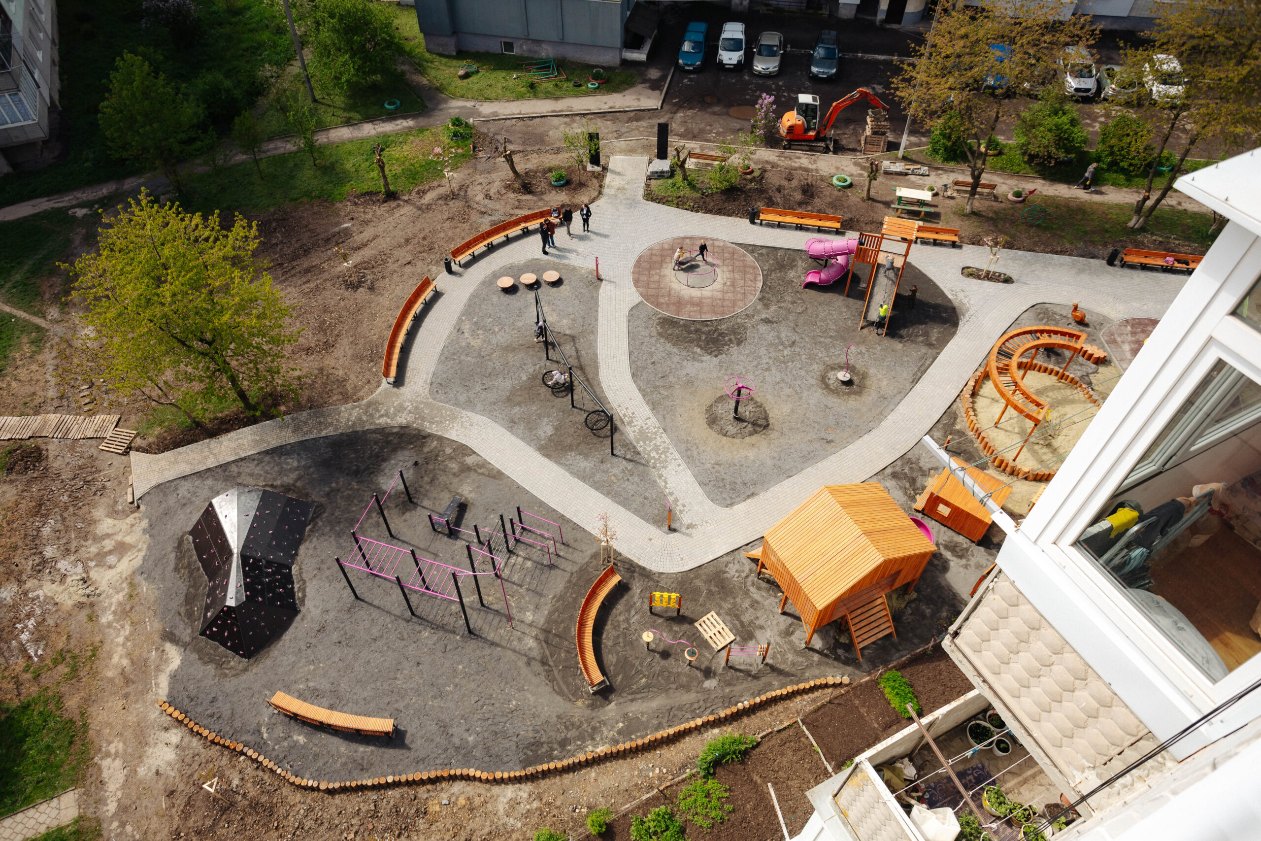 У Стебнику зʼявився новий інклюзивний дитячий майданчик біля гуртожитку для ВПО