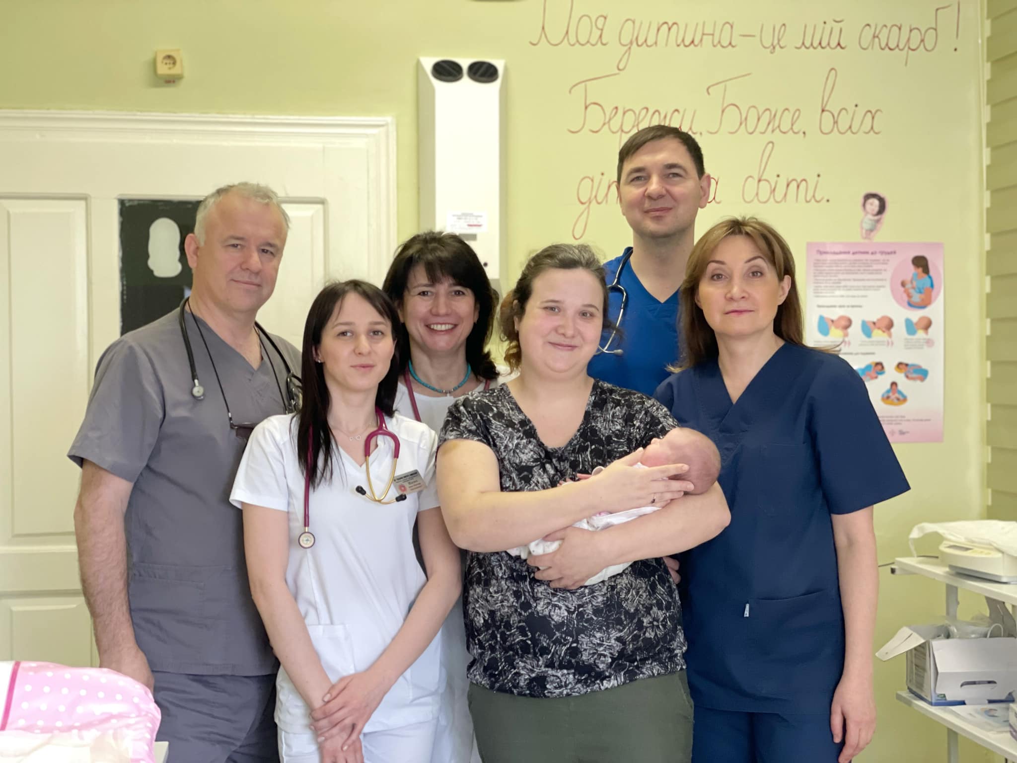 Львівські хірурги врятували новонароджену дівчинку, яка народилася з півкілограмовою пухлиною
