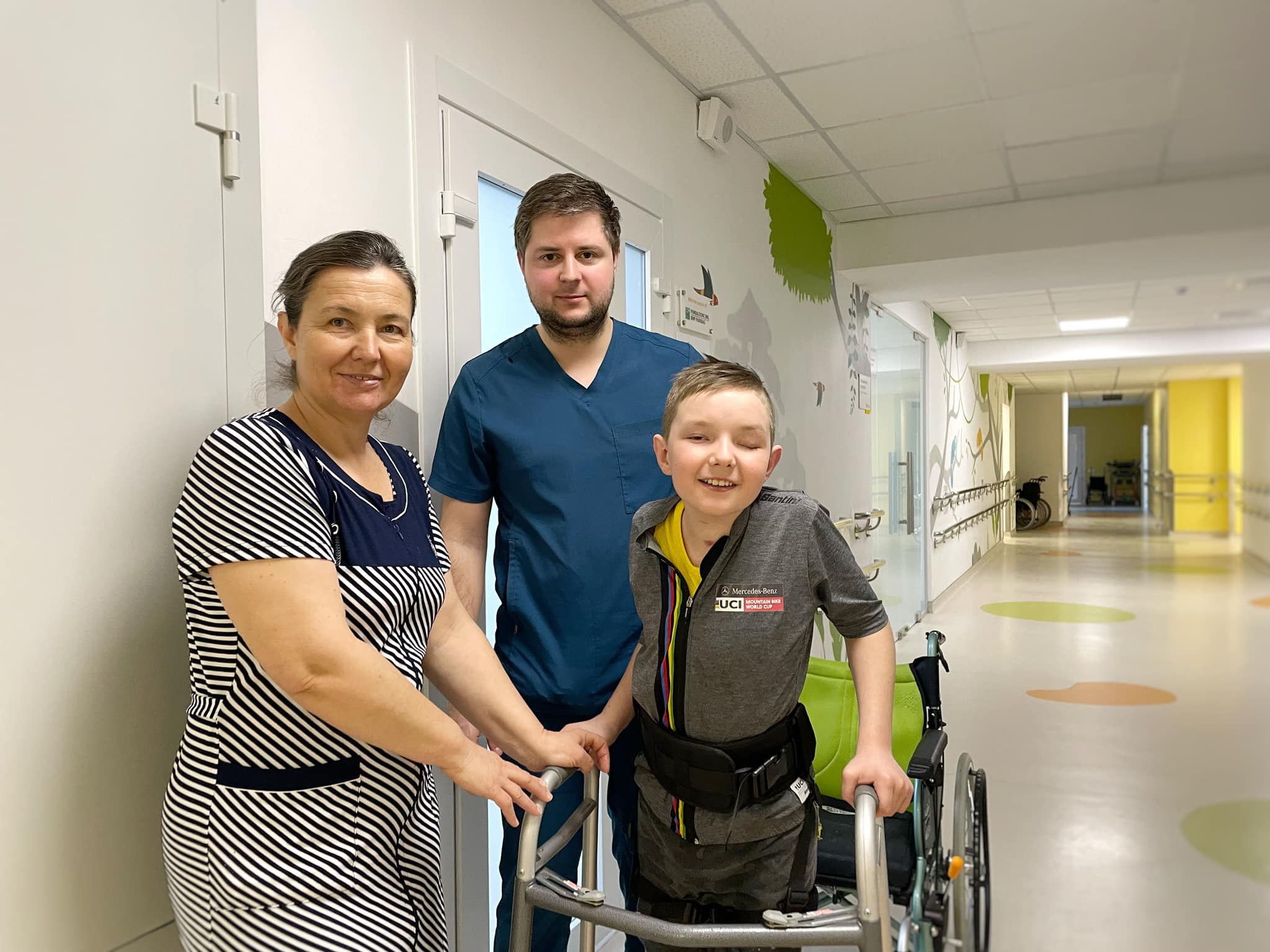 Львівські лікарі допомогли 12-річному хлопчику, який після ДТП не міг рухатися, стати на ноги