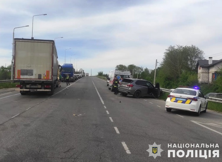 На Львівщині фура зіткнулась з позашляховиком: постраждали троє чоловіків
