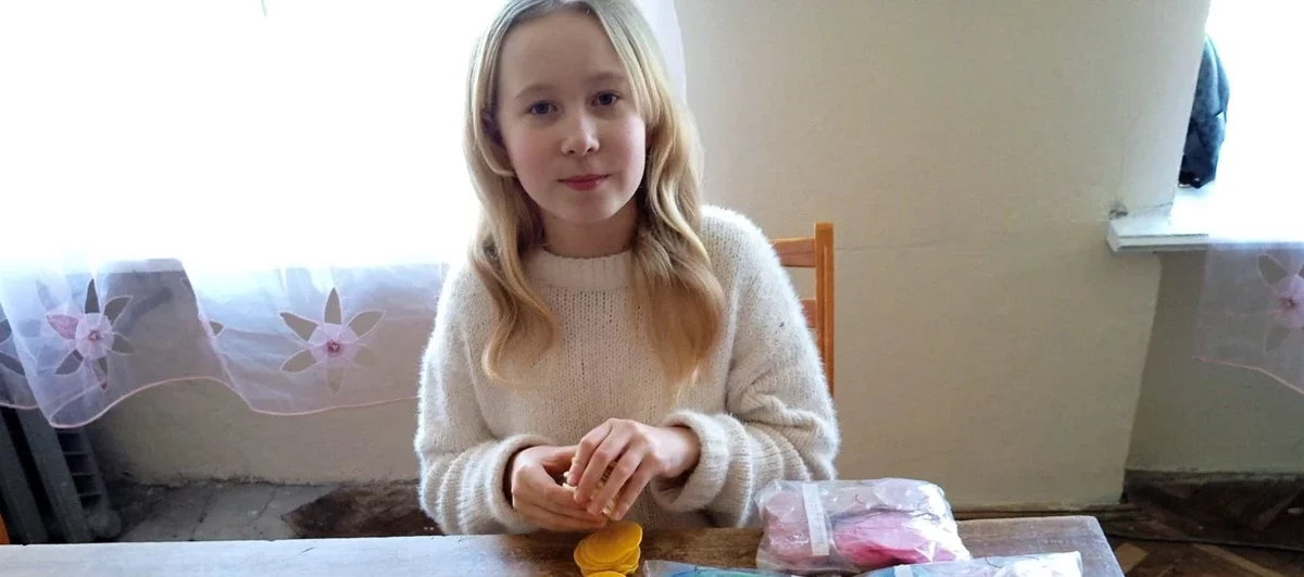 Юна волонтерка з Золочівщини передала понад 5 тисяч розпалювачів для ЗСУ