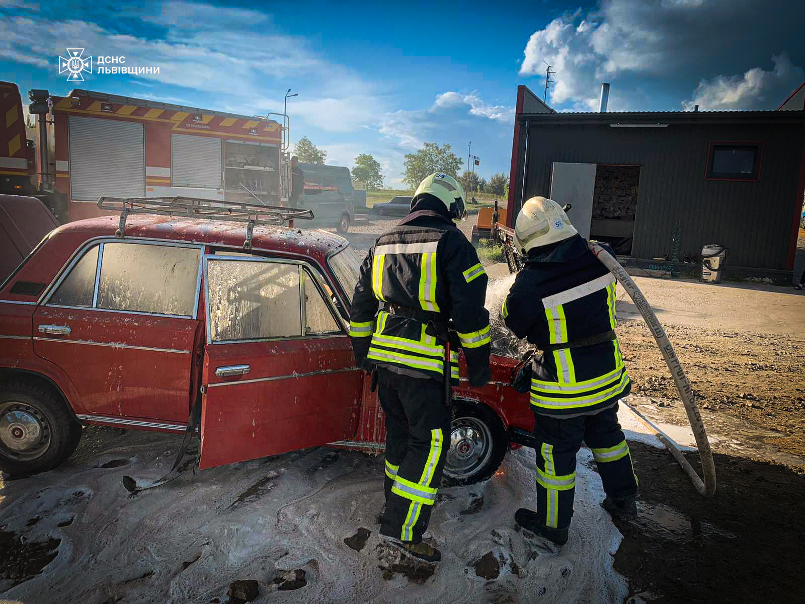 На Яворівщині під час руху спалахнула автівка