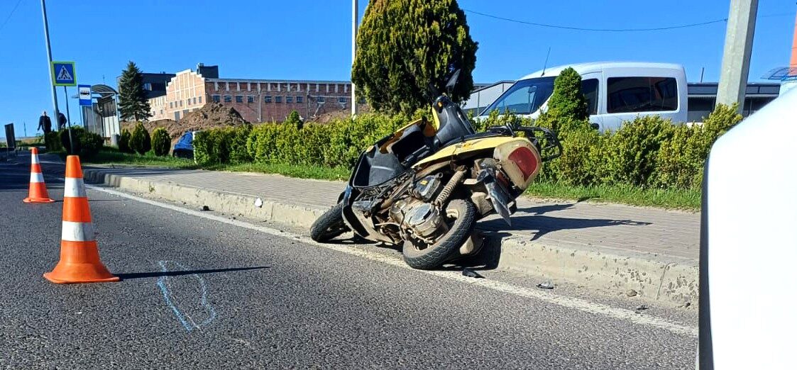 У Сокільниках авто збило 50-річного скутериста: чоловіка госпіталізували