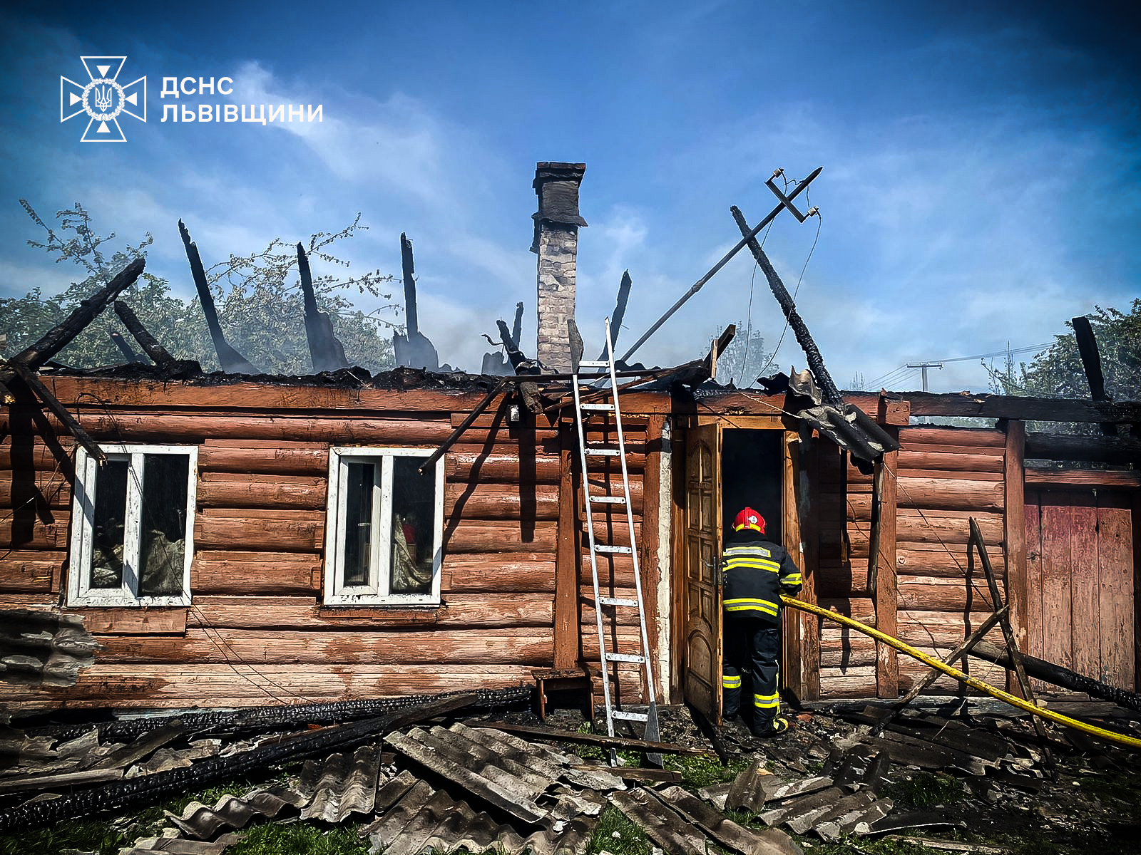 На Дрогобиччині вогнеборці врятували собаку, який залишився в палаючому будинку