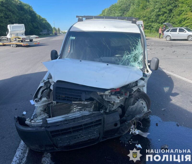 Водій на «Фіаті» зіткнувся зі «Шкодою» на Львівщині: травмовані четверо людей