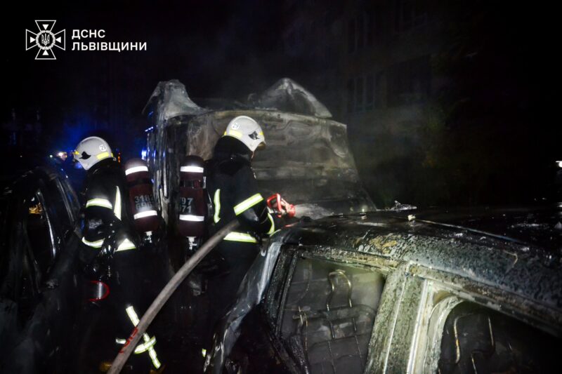 Вночі у Сихівському районі Львова горіли три автомобілі