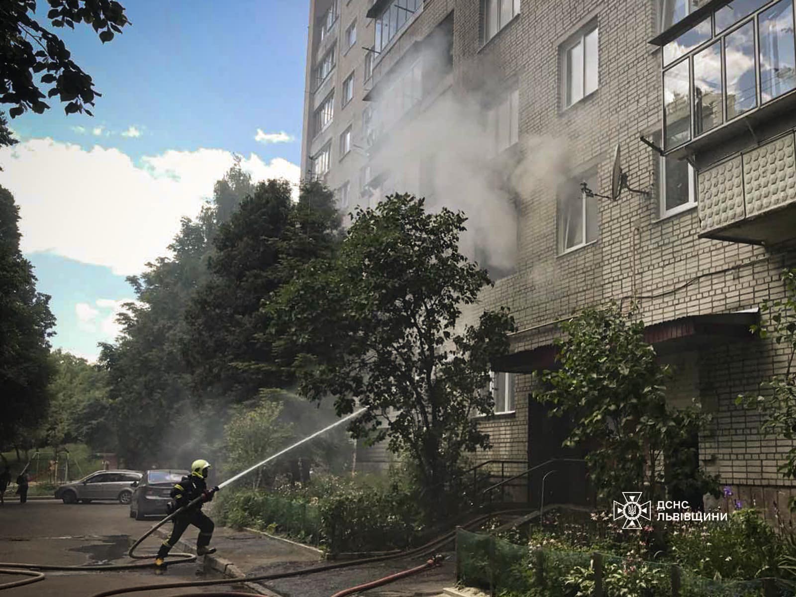 У Львові через пожежу у дев’ятиповерхівці евакуювали 17 людей: є постраждалий (ВІДЕО)