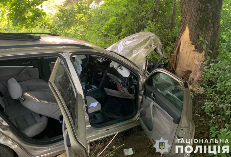 На Яворівщині травмувались водійка на пасажир «Шкоди» через зіткнення в вантажівкою