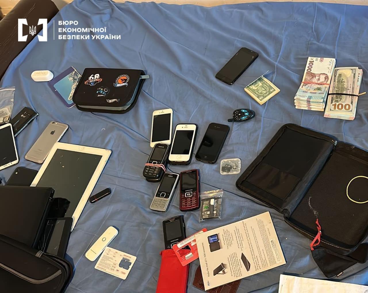 Львів’янин хотів продати 6 тисяч підроблених доларів США: чоловіка затримали