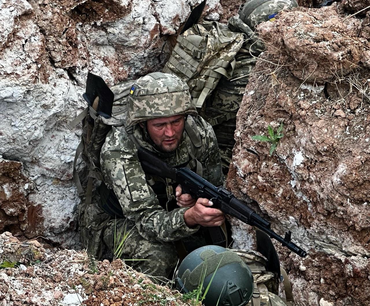 Втрати ворога: українські Захисники напередодні спалили ще 16 танків і збили 47 БПЛА