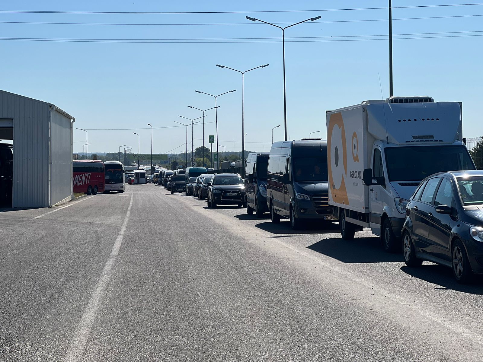 В пунктах пропуску на кордоні з Польщею утворилися довжелезні черги