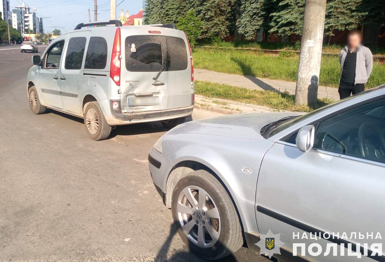 У Львові зіткнулись «Фольксваген» та «Рено»: водій одного з легковиків травмований
