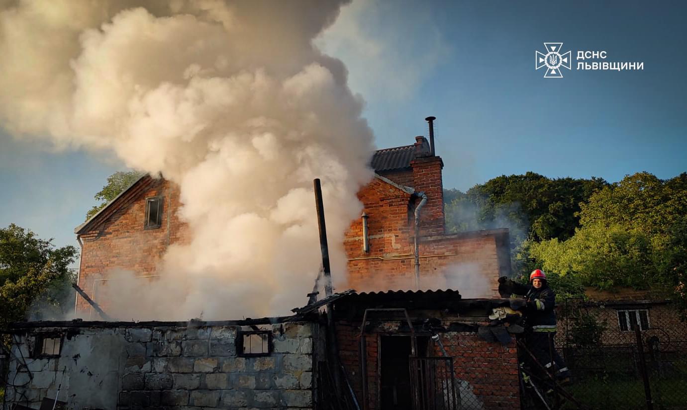 На Львівщині через пожежу в сараї ледь не згорів житловий будинок