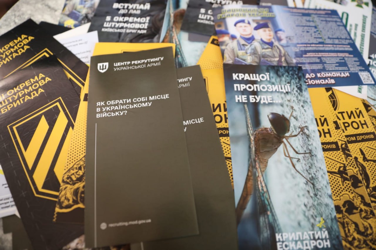 На залізничному вокзалі Львова відкрили рекрутинговий центр