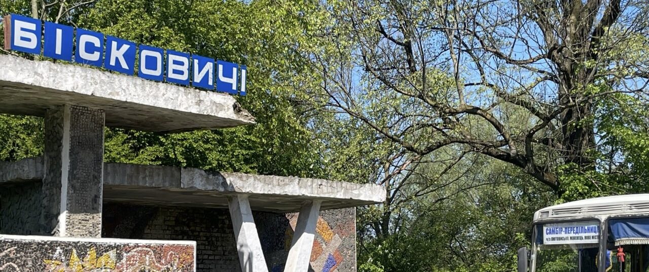 Мешканцям Бісковичів, які перекривали дорогу через відсутність ремонту, погрожують (ВІДЕО)
