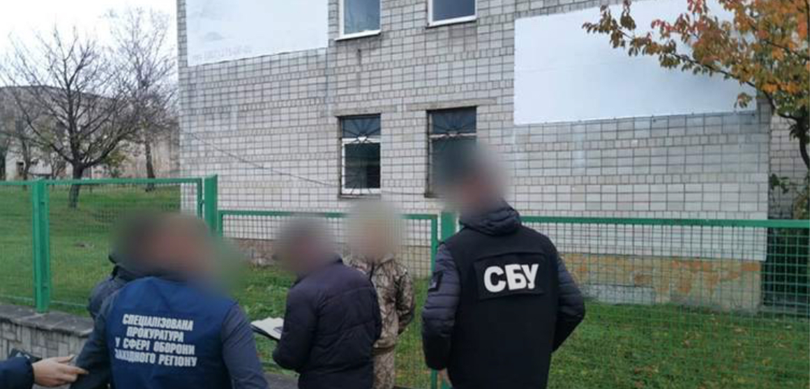 Військового, який допомагав ухилянтам втекти, суд у Львові звільнив від покарання