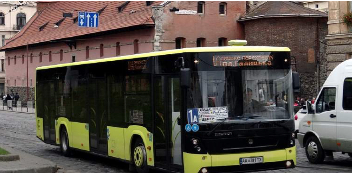 У Львові під час зупинки автобуса випала літня пасажирка: її госпіталізували