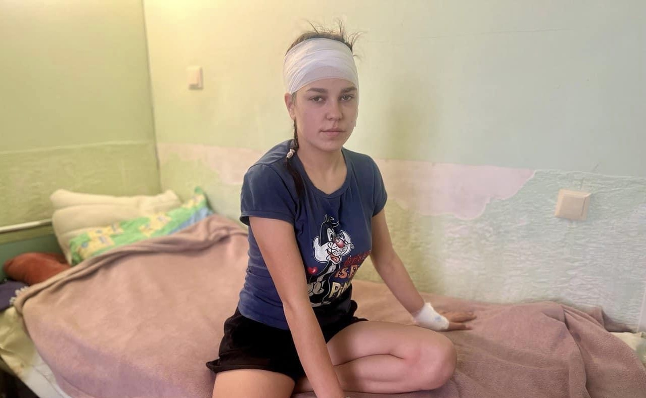 Львівські лікарі видалили пухлину з вуха 17-річної вінничанки