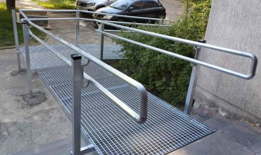 У будинку на вулиці Коломийській облаштовують пандус