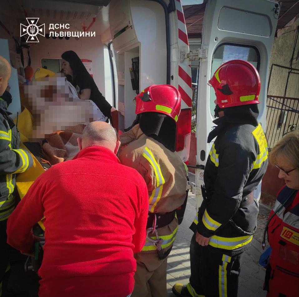 Рятувальники допомогли медикам транспортувати 61-річного львів’янина з інсультом