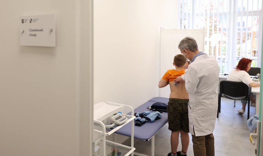 До Львова приїде відомий американський хірург, який лікуватиме дітей з вадами хребта