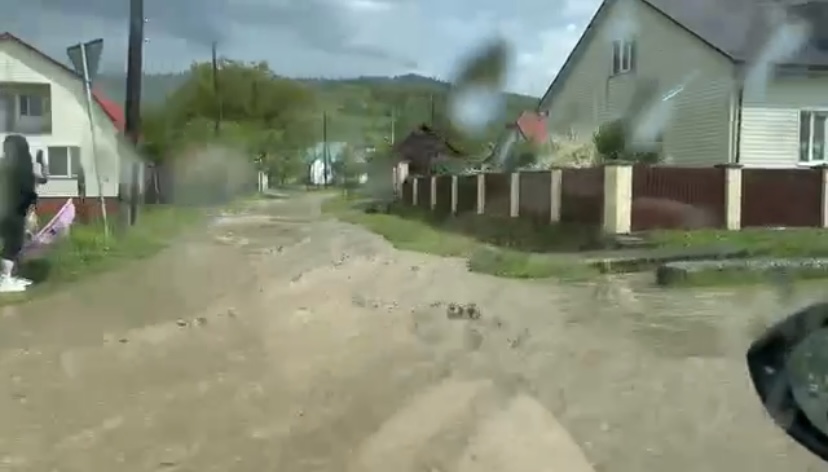 На Львівщині вирує негода: дорогу затопило через сильний дощ з градом