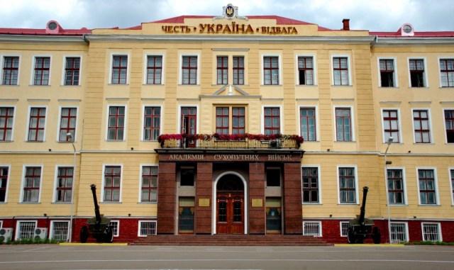 Академія сухопутних військ отримала 26 елітних позашляховиків в якості гумдопомоги: лише 5 із них передали на потреби військових (ВІДЕО)