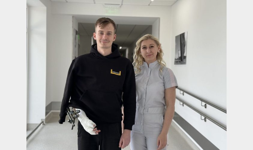Львівські лікарі поставили на ноги 25-річного Захисника, який ледь не втратив обидві праві кінцівки