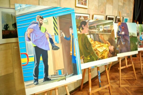 Картини з львівськими волонтерами покажуть у Парижі та Нью-Йорку