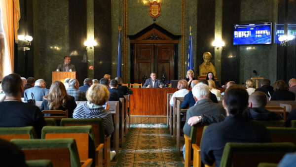 Почала кричати та висувати звинувачення: у Дрогобичі жінка зірвала засідання міськради