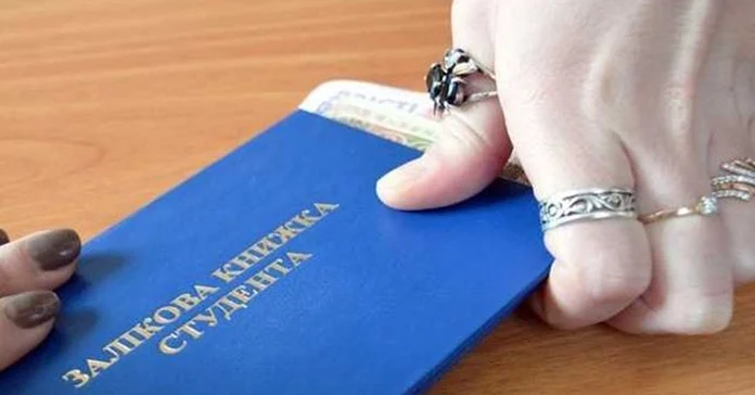Посадовицю приватного медуніверситету у Львові звинуватили у хабарництві
