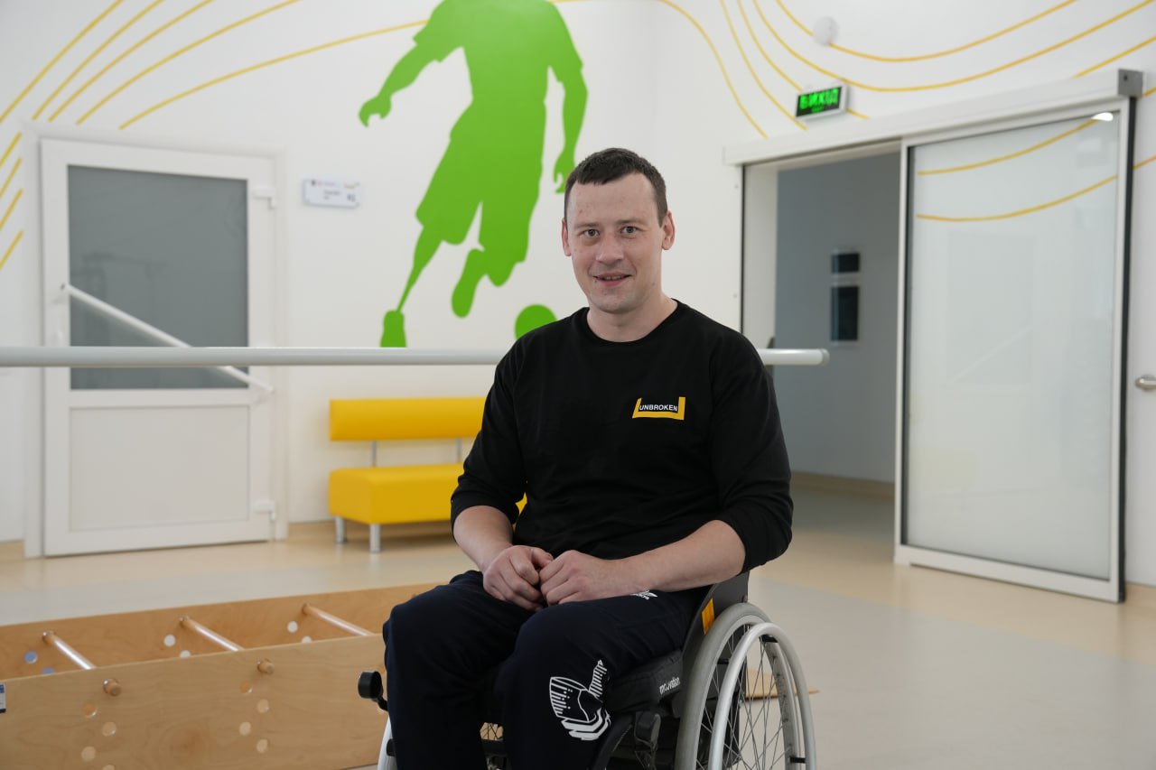 Уламок влучив у спину і знерухомив половину тіла: у Центрі UNBROKEN проходить реабілітацію Захисник з Дніпра